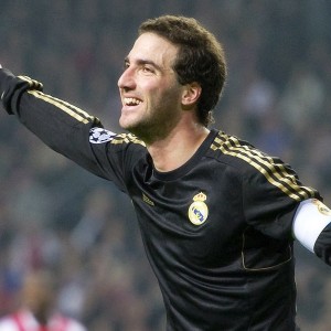 爱游戏电脑版官网-国足选手奋勇拼搏，不畏艰难，国足拼命瞬间